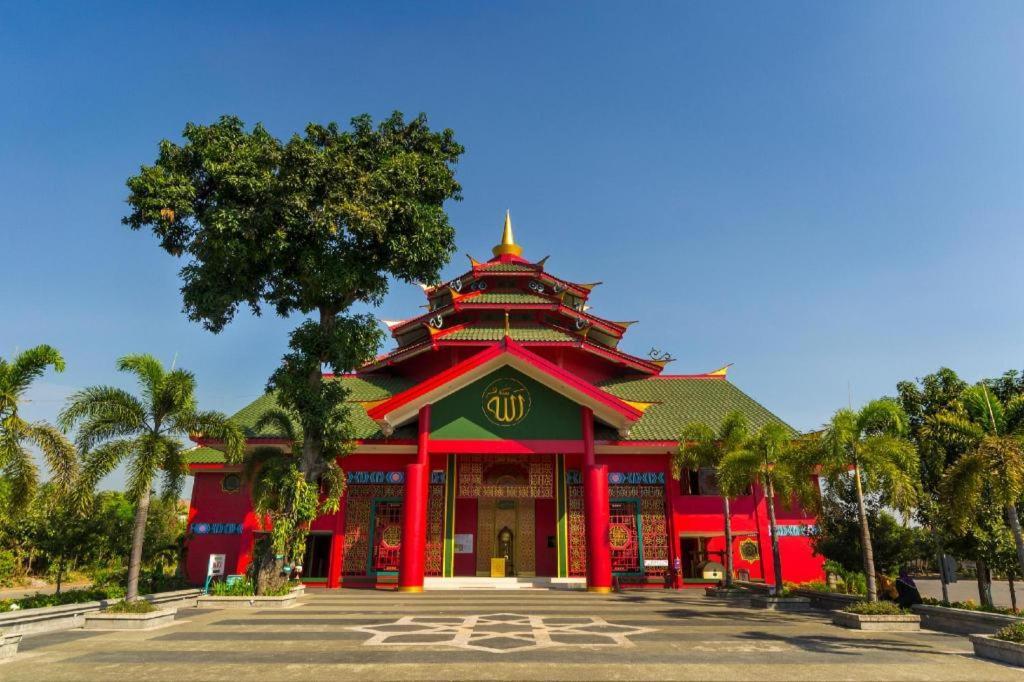 Zoom Dharmahusada Hotel Surabaia Exterior foto
