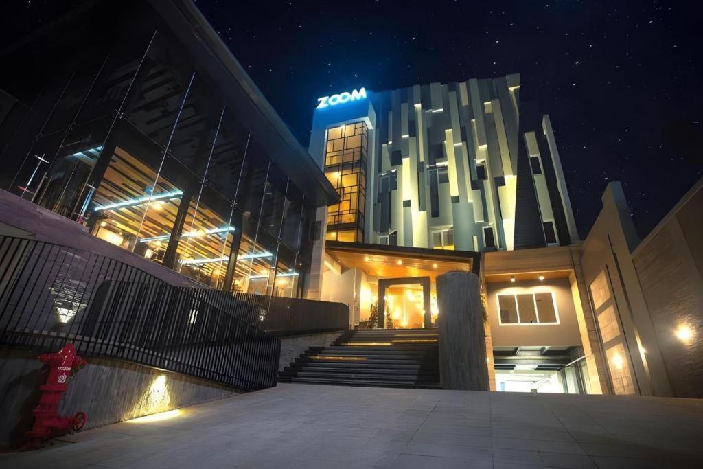 Zoom Dharmahusada Hotel Surabaia Exterior foto